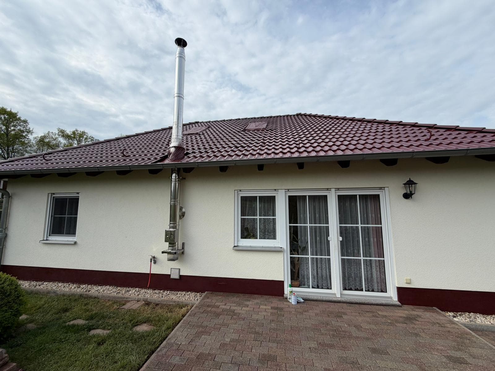 Dachbeschichtung Bungalow Dunkelrot