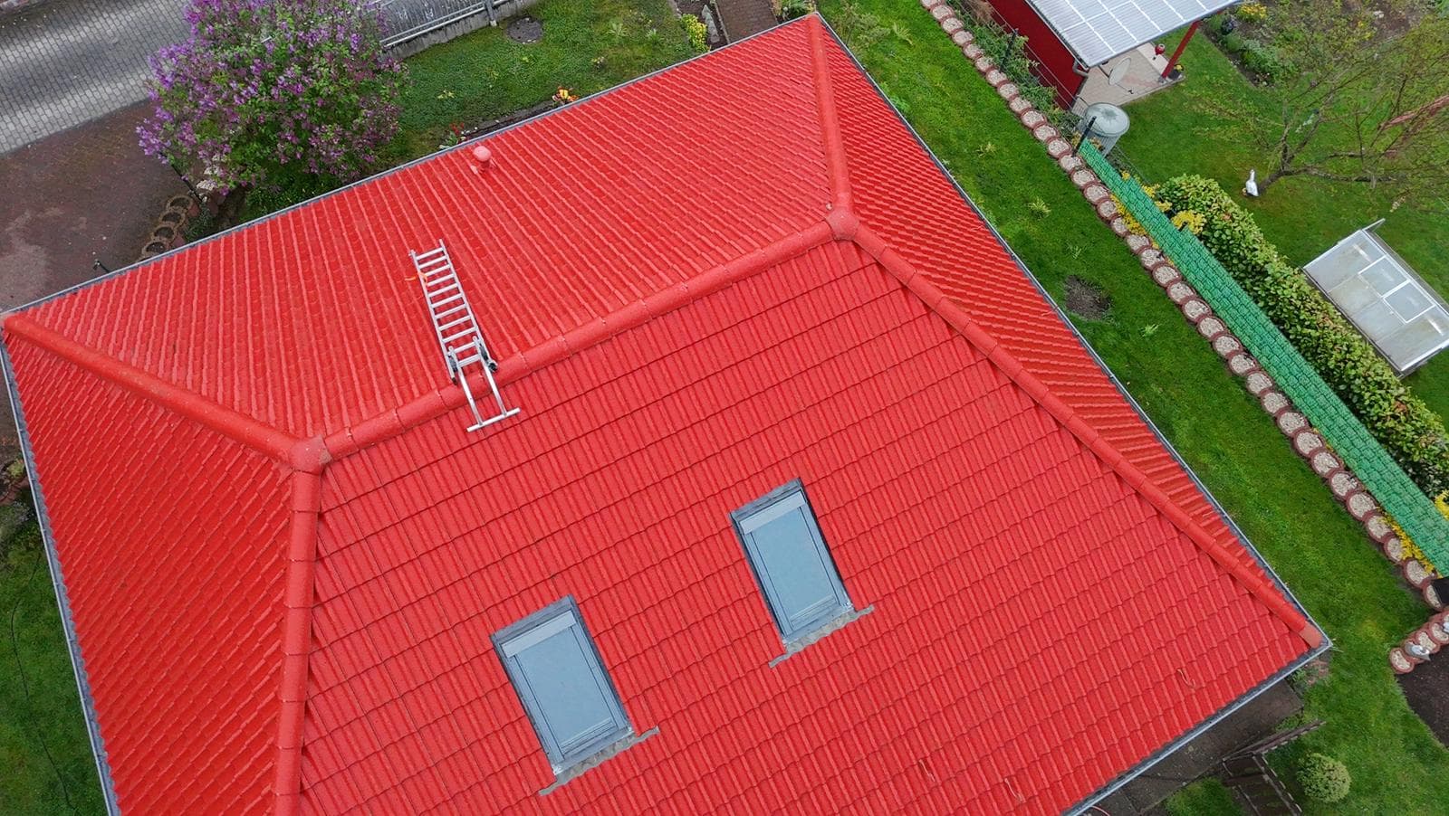 Dachbeschichtung Rot mit Dachfenstern
