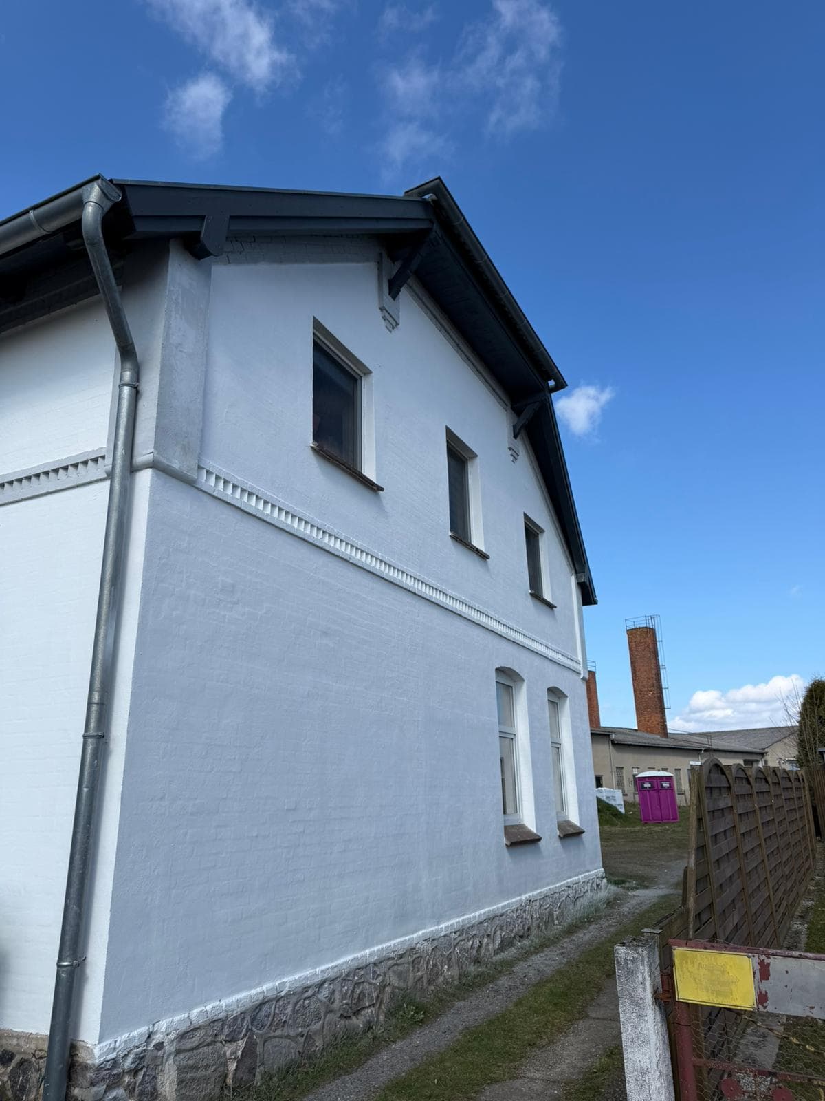 Fassadenbeschichtung Altbau Weiß