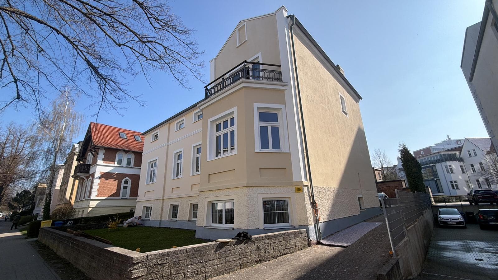 Fassadenbeschichtung Villa Beige – Straßenansicht